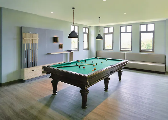 Complex Tui Blue Palm Garden